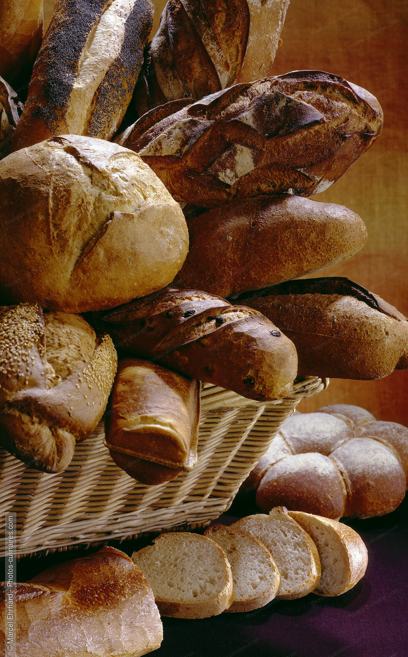 Assortiment de pains dans une corbeille - photo référence KP49.jpg