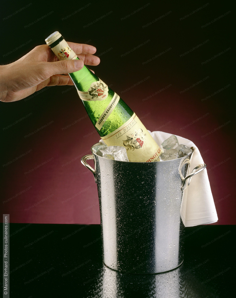 Bouteille de vin d'alsace dans un sceau à glace - photo référence BO80.jpg