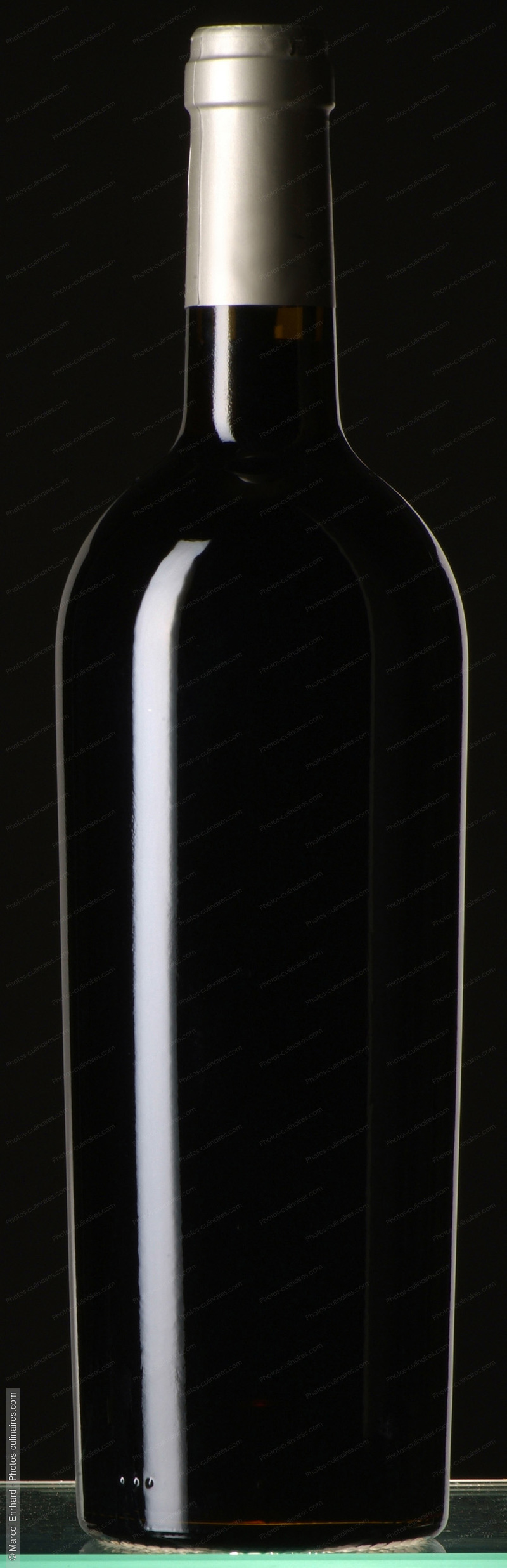 Bouteille de vin sur fond noir - photo référence BO239N.jpg