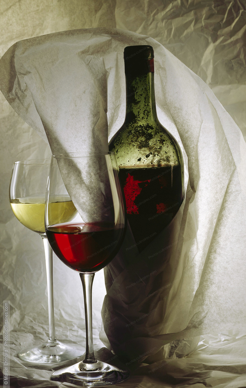 Bouteille et verres de vin rouge et blanc - photo référence BO229.jpg