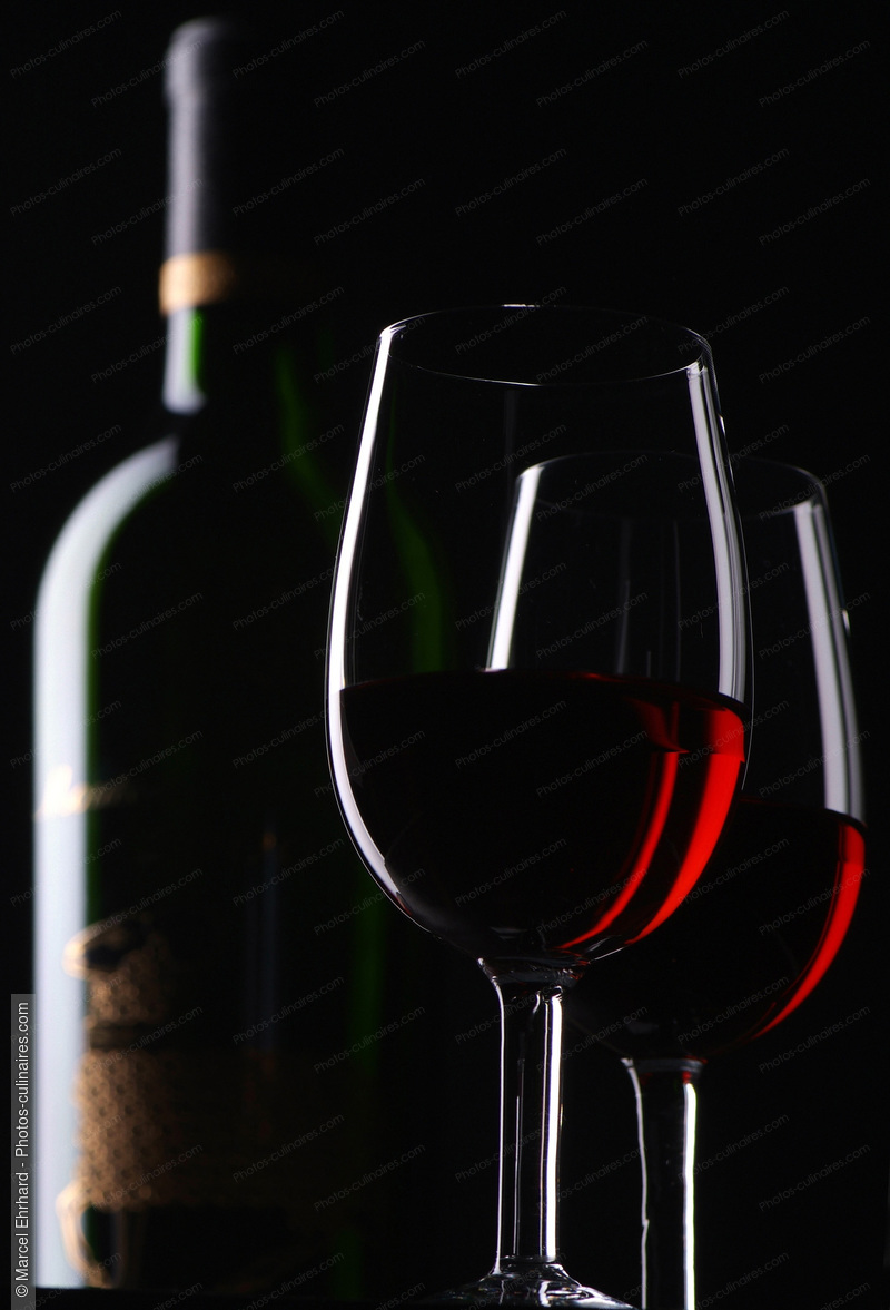 Bouteille et verres de vin rouge - photo référence BO189N.jpg