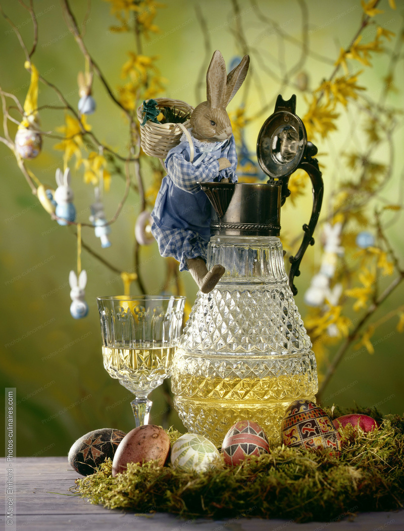 Carafe et verre de vin blanc, décor de Pâques - photo référence BO79.jpg
