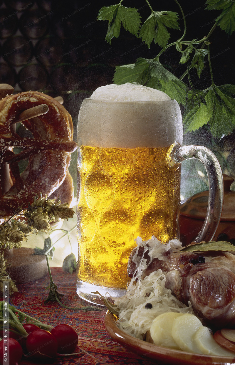 Chope de bière blonde, bretzel et jambonneau - photo référence BO227.jpg