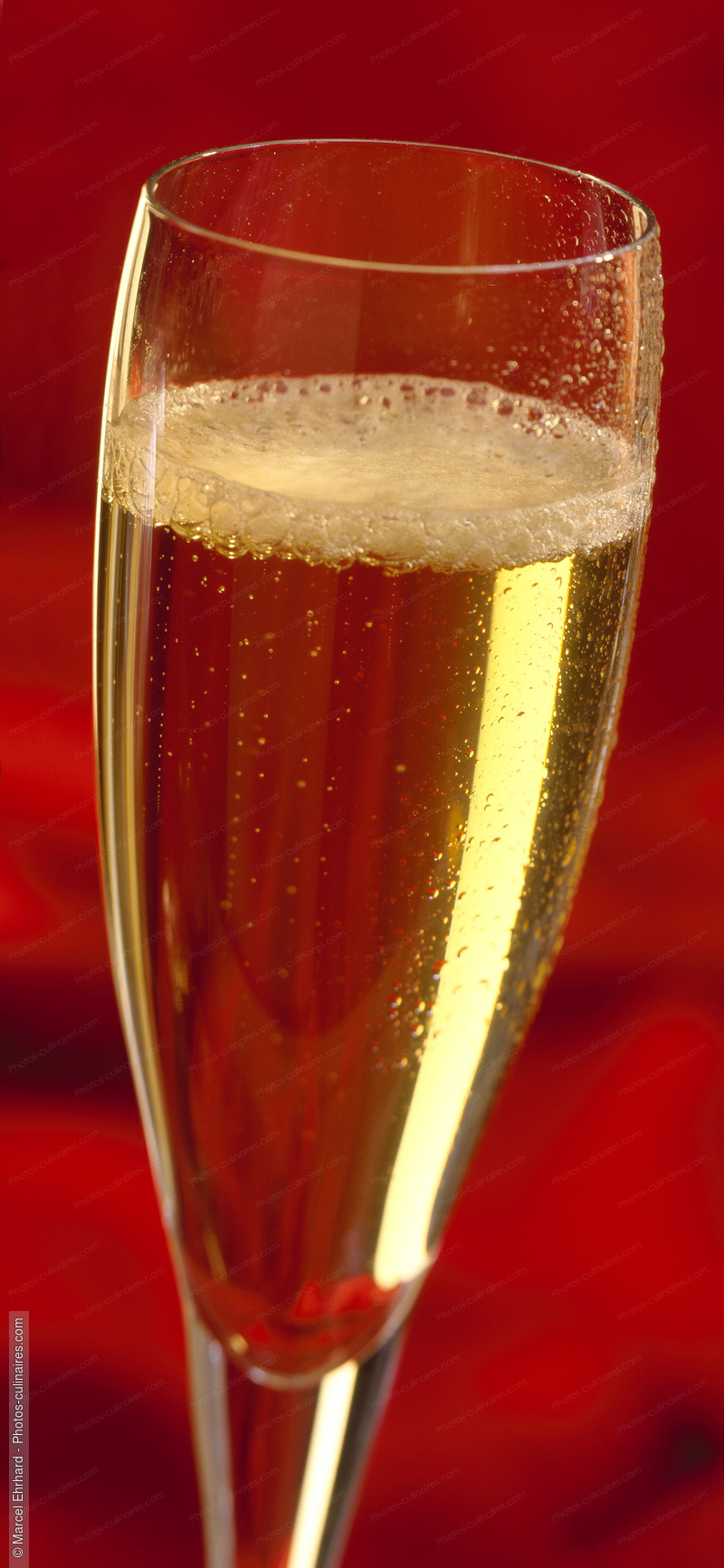 Flûte de champagne sur fond rouge - photo référence BO197.jpg