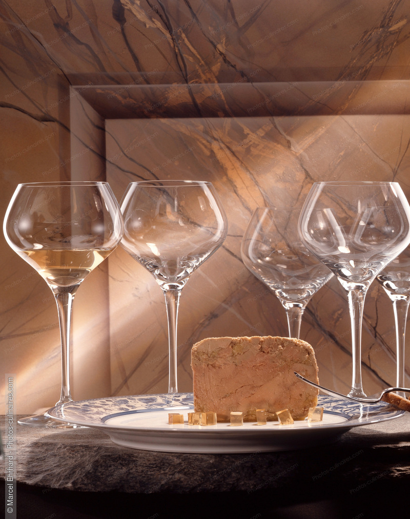 Foie gras en tranche et verres de vin - photo référence FG16.jpg
