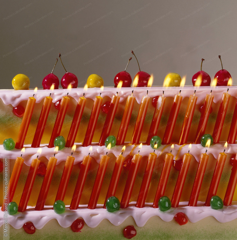 Gâteau avec bougies et fruits confits, - photo référence DE163.jpg