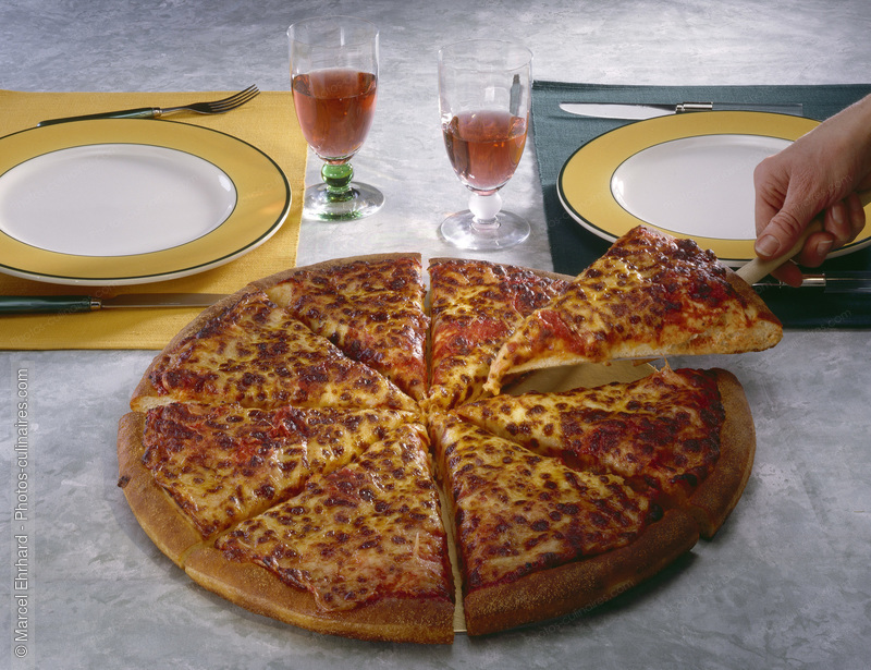 Pizza tranchée sur table - photo référence TT101.jpg
