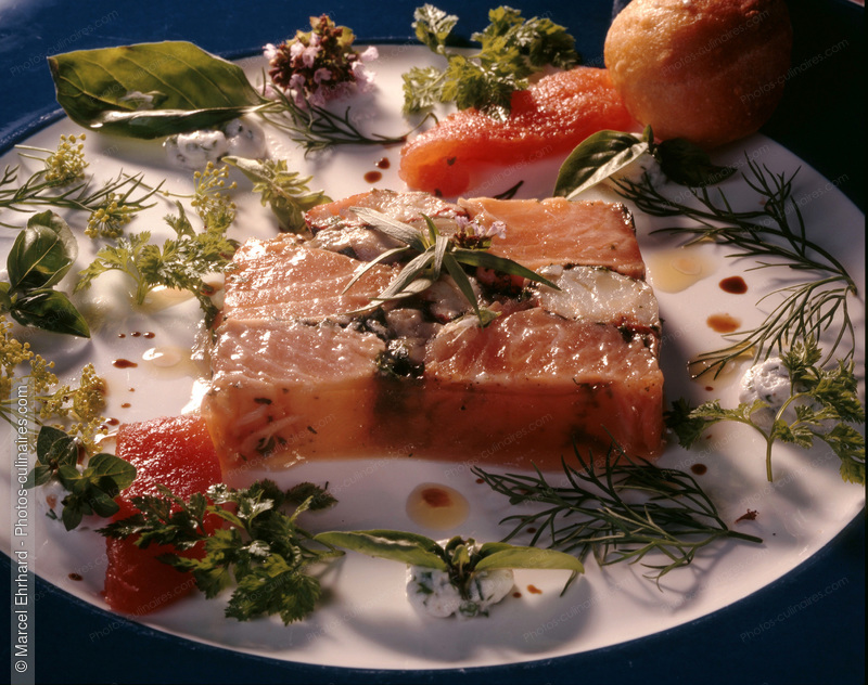 Presskopf de saumon, homard et huître, à la crème d'herbes et caviar - photo référence PO15.jpg