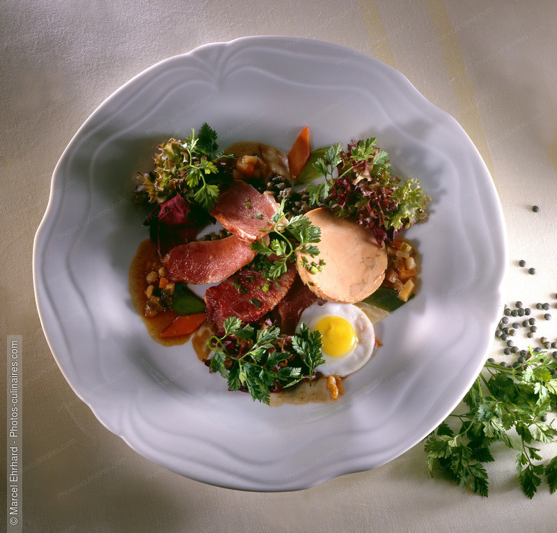 Salade de foie gras au magret sur oeuf - photo référence FG44.jpg