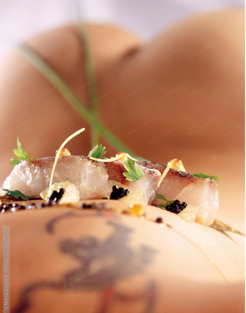 Sashimi de bar au caviar sur corps de femme - photo référence NM118.jpg