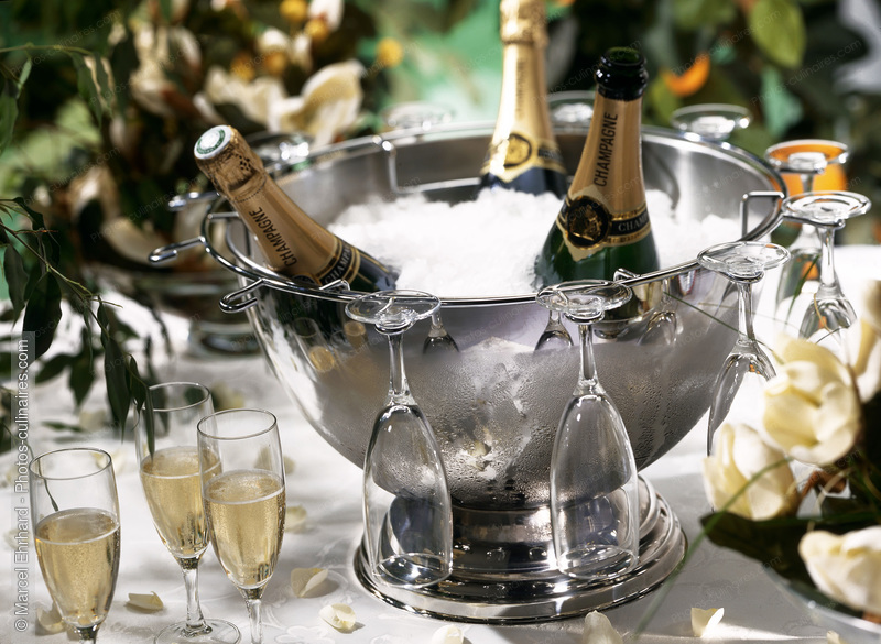 Seau à champagne avec bouteilles et flûtes - photo référence BO291.jpg