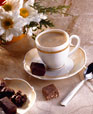 Tasse de café noir et chocolats