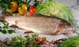 Truite saumonée cru en préparation culinaire