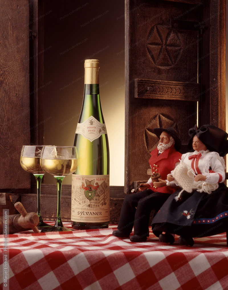Verre et bouteille de vin d'Alsace - photo référence BO7.jpg