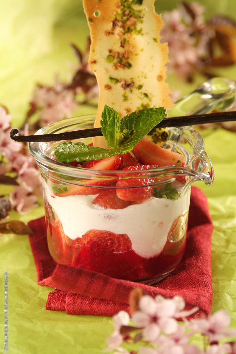 Verrine de fraises et mousse au fromage blanc - photo référence DE81N.jpg