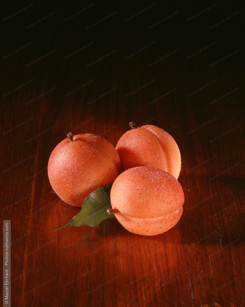 Abricots en p&acirc;te d'amande - photo r&eacute;f&eacute;rence FRU11.jpg