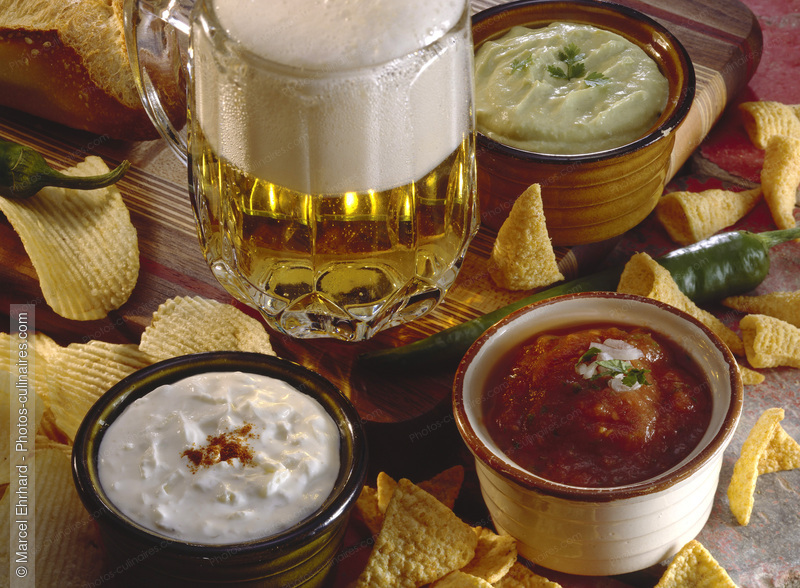 Ap&eacute;ritif autour de la bi&egrave;re - photo r&eacute;f&eacute;rence BO295N.jpg