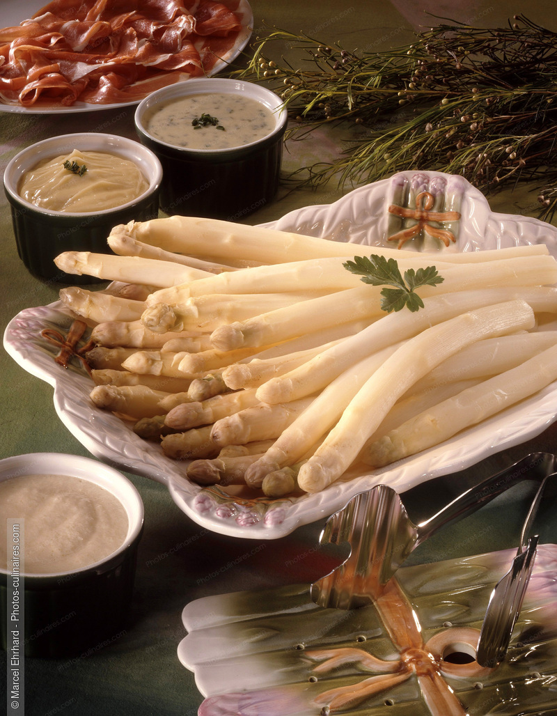 Asperges blanche et violette aux trois sauces, jambon de Parme - photo r&eacute;f&eacute;rence AS2.jpg