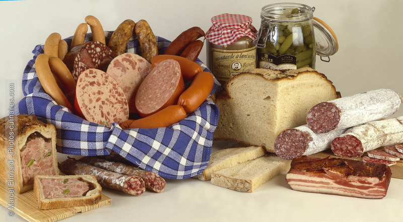 Assortiment de charcuterie dans un panier - photo r&eacute;f&eacute;rence CH174.jpg