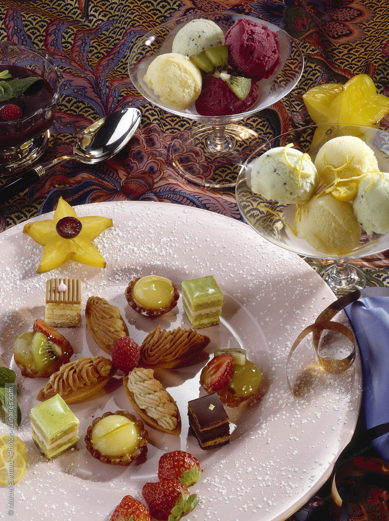 Assortiment de mignardises et coupes de glace - photo r&eacute;f&eacute;rence DE650.jpg