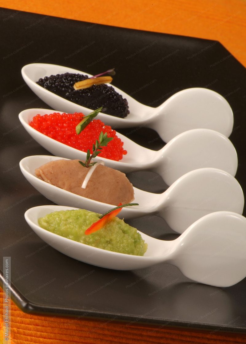 assortiment de mousses et d'oeufs de poisson sur cuill&egrave;res - photo r&eacute;f&eacute;rence AB39N.jpg