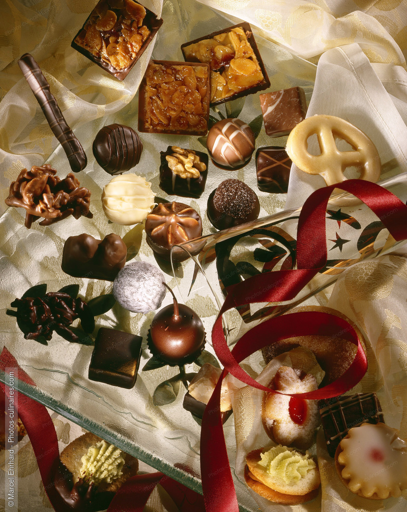 Assortiment de pralin&eacute;s et petits fours - photo r&eacute;f&eacute;rence DE242.jpg