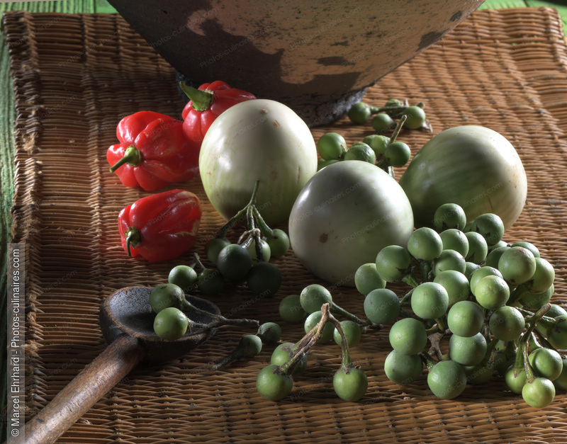 Aubergines vertes en grappe - photo r&eacute;f&eacute;rence LE605N.jpg