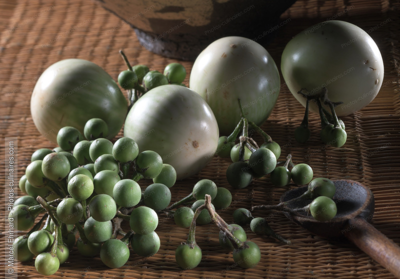 Aubergines vertes en grappe - photo r&eacute;f&eacute;rence LE606N.jpg