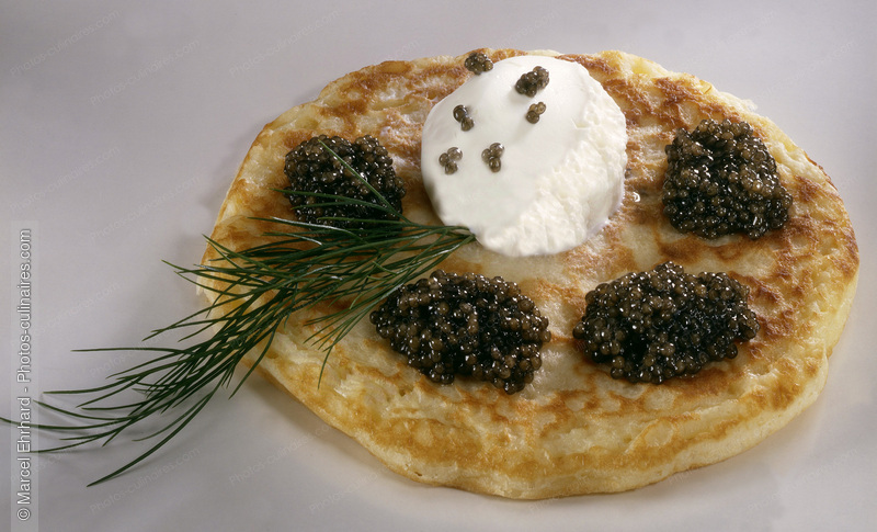 Blinis garni de caviar et de cr&egrave;me - photo r&eacute;f&eacute;rence PO238.jpg