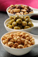 Bols de graines et d'olives pour l'apéritif