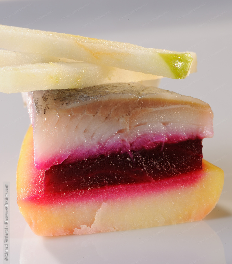 Bouch&eacute;e de poisson sur betterave rouge - photo r&eacute;f&eacute;rence PO377N.jpg