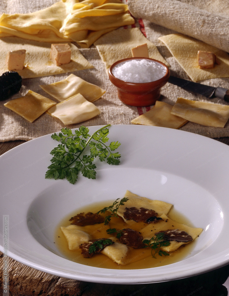 Bouillon de poule au pot et ravioli de foie gras, - photo référence SO08.jpg