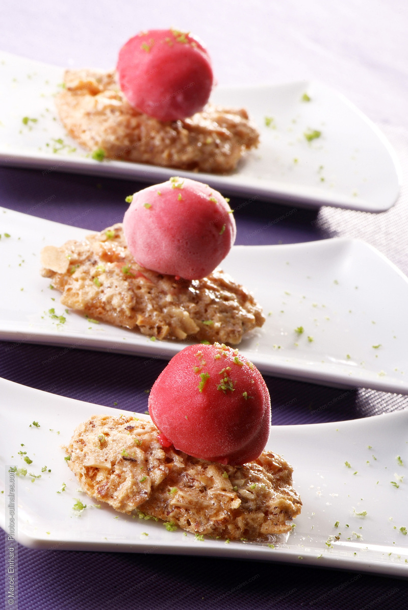Boules de glace sur petits fours noix de coco - photo r&eacute;f&eacute;rence DE594N.jpg