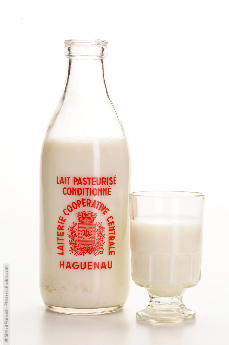 Bouteille ancienne et verre de lait - photo r&eacute;f&eacute;rence FR161N.jpg