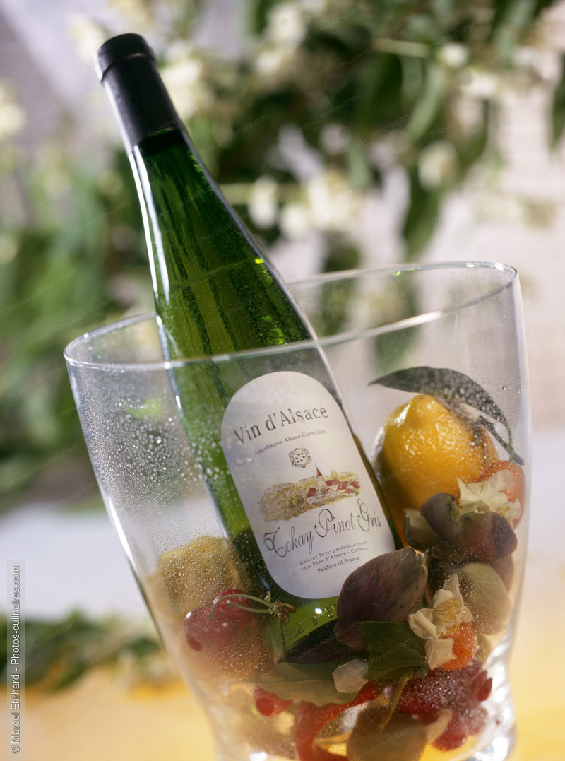 Bouteille de vin d'alsace dans un rafra&icirc;chisseur - photo r&eacute;f&eacute;rence BO75.jpg
