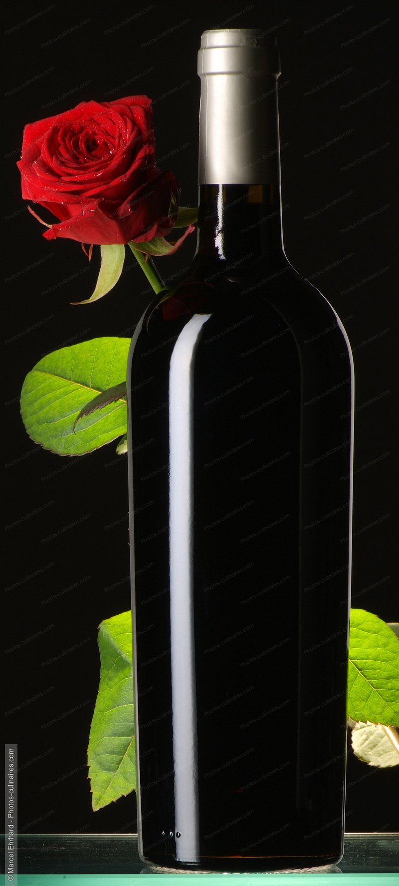 Bouteille de vin et rose rouge - photo r&eacute;f&eacute;rence BO240N.jpg