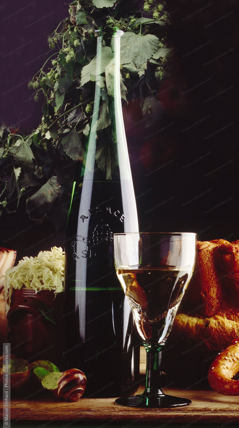Bouteille et verre de vin d'Alsace - photo r&eacute;f&eacute;rence BO238.jpg
