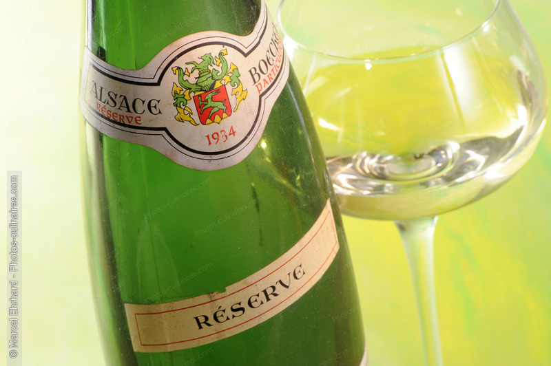 Bouteille et verre de vin d'Alsace - photo référence BO265N.jpg