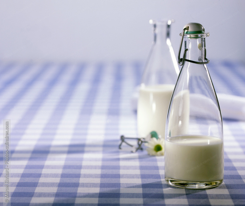 Bouteilles de lait - photo r&eacute;f&eacute;rence FR98.jpg