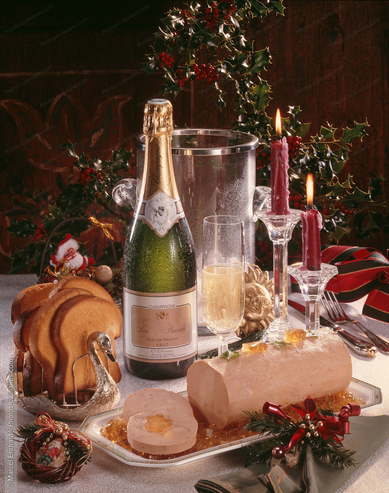 B&ucirc;che de foie gras dress&eacute;e sur table - photo r&eacute;f&eacute;rence FG23.jpg