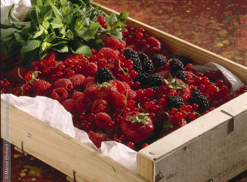 Cageot de fruits rouges - photo r&eacute;f&eacute;rence FRU237.jpg