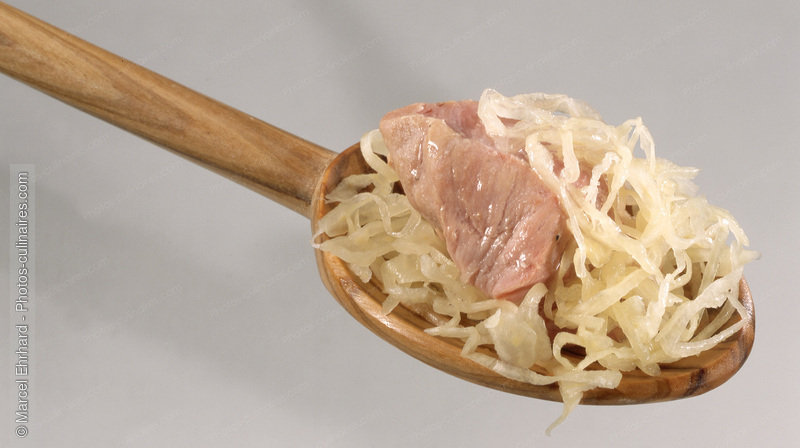 Choucroute et viande de porc sur cuill&egrave;re - photo r&eacute;f&eacute;rence CHO112.jpg