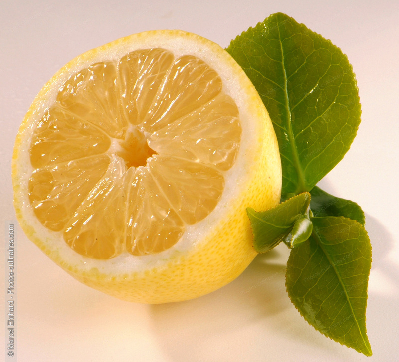 Citron jaune avec sa feuille - photo r&eacute;f&eacute;rence FRU158N.jpg