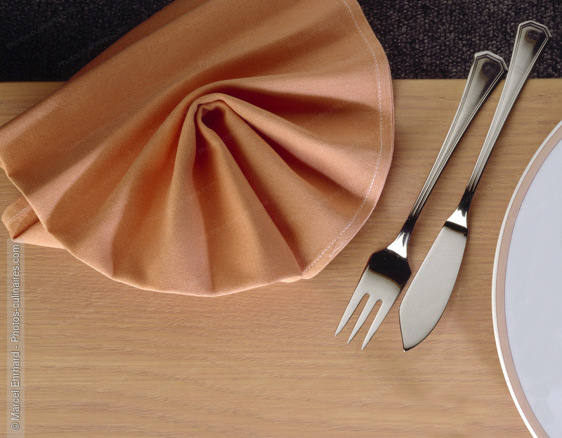 Coin de table dress&eacute; - photo r&eacute;f&eacute;rence NM36.jpg