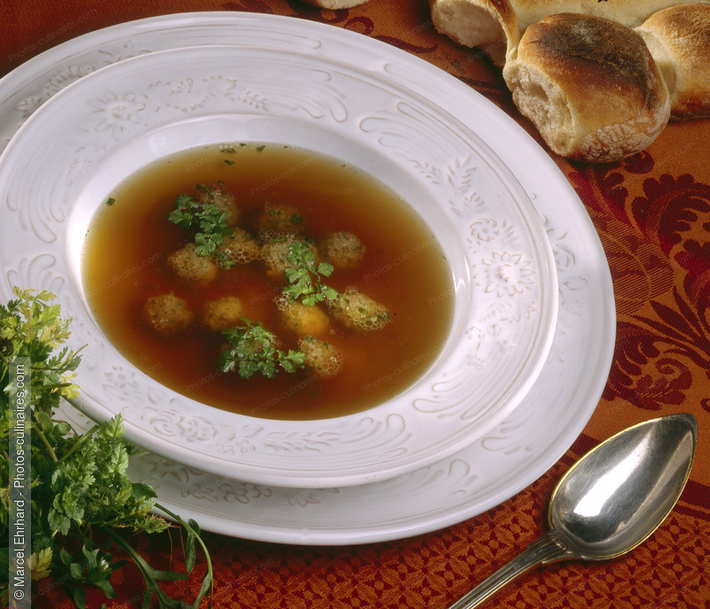Consomm&eacute; aux quenelles de moelle - photo r&eacute;f&eacute;rence SO10.jpg