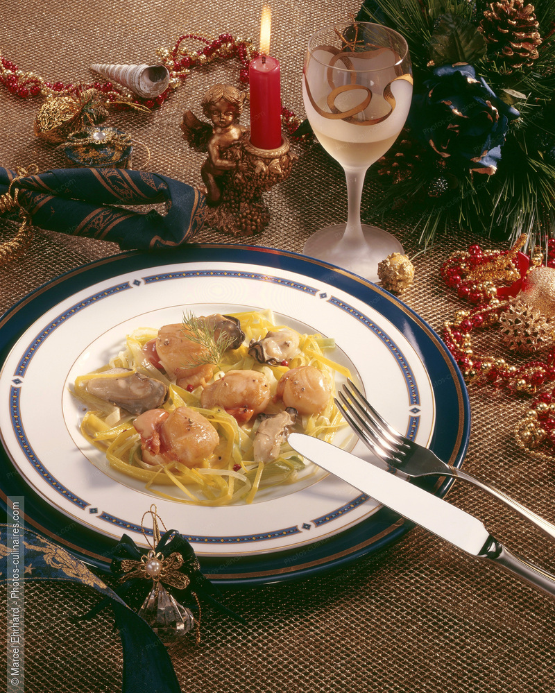 Coquilles Saint Jacques et moules sur lit de poireaux - photo r&eacute;f&eacute;rence PO125.jpg