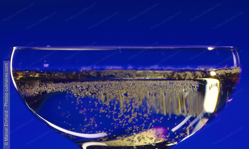 Coupe de champagne sur fond bleu - photo référence BO198.jpg