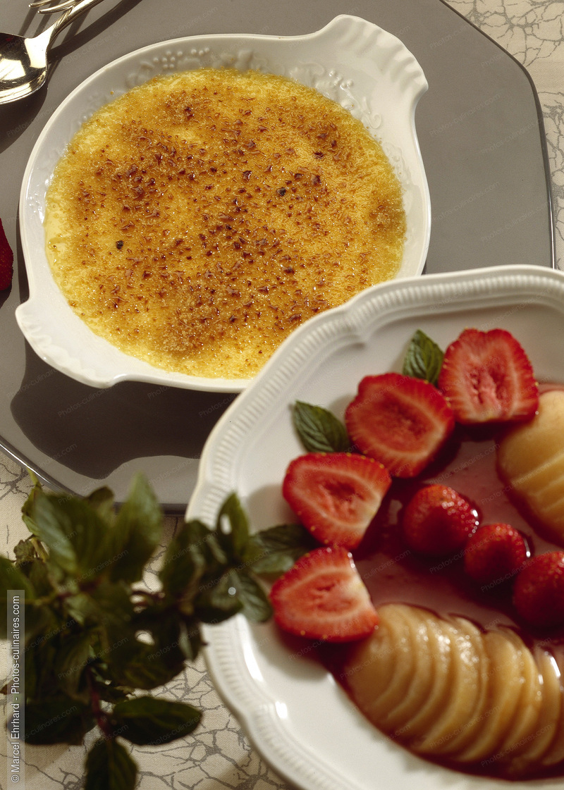 Cr&egrave;me br&ucirc;l&eacute;e et salade de fruits - photo r&eacute;f&eacute;rence DE374.jpg