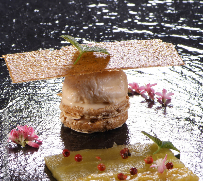 Cr&egrave;me glac&eacute;e et ananas tranch&eacute; aux baies rouges - photo r&eacute;f&eacute;rence DE284N.jpg