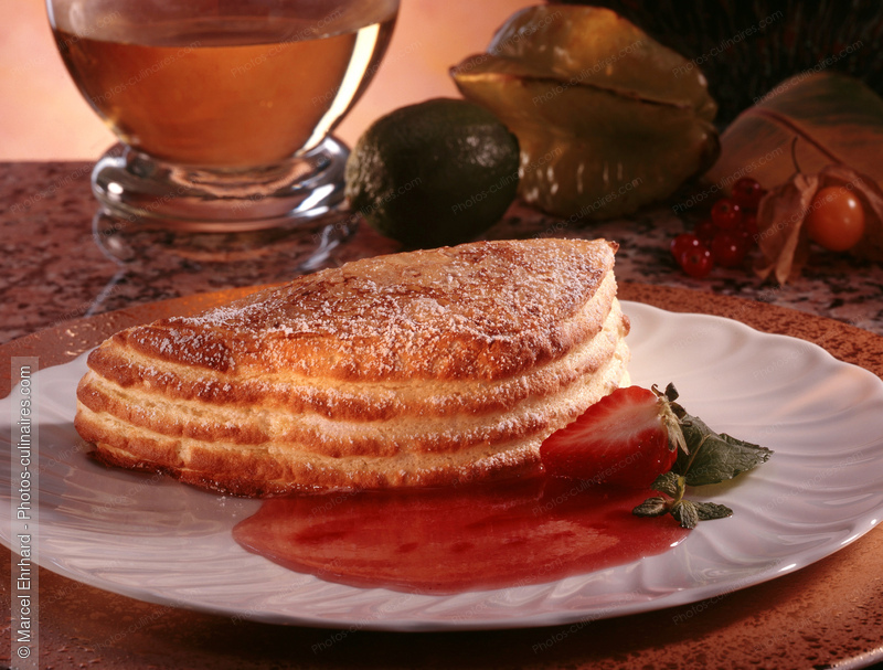 Cr&ecirc;pe souffl&eacute;e, citron vert, coulis de fraise. - photo r&eacute;f&eacute;rence DE28.jpg